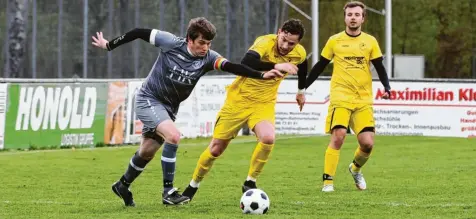  ?? Foto: Karl Aumiler ?? Überforder­t war Krumbachs Kapitän Lukas Kopp (links) mit seiner Mannschaft bei der 0:7-Niederlage in Lauingen. Die FCL-Spieler Manuel Kasakowski (Mitte) und Stefan Prettler hatten einen relativ ruhigen Nachmittag.