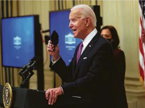  ?? Alex Wong / Getty Images ?? El presidente de Estados Unidos, Joe Biden, sostiene una máscara mientras habla sobre el plan de su gobierno contra el COVID-19 durante un evento en la Casa Blanca el jueves 21 de enero de 2021.