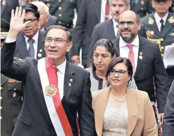  ??  ?? ► El Presidente Martín Vizcarra saluda, acompañado de su esposa, al llegar al Palacio de Gobierno con motivo de los actos por el día de la Independen­cia.