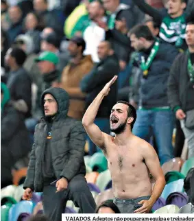  ??  ?? VAIADOS. Adeptos não pouparam equipa e treinador