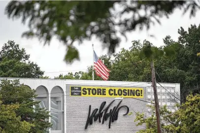  ?? Matt Mcclain / Washington Post ?? A Lord & Taylor store closes its doors in September despite its prime location in metropolit­an Washington, D.C.