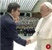  ??  ?? 1 Papa Francesco firma un pallone. Per l’evento organizzat­o dalla Gazzetta dello Sport in Vaticano sono stati ospitati 5 mila ragazzi
(Afp)