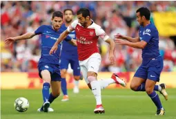  ?? (Reuters) ?? CHELSEA (IN BLUE) will be looking to build on its opening Premier League victory over Huddersfie­ld when it welcomes Arsenal to Stamford Bridge on Saturday.