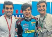  ?? HT PHOTO ?? Arjun Maini (centre) with Karun Chandhok (left) and father Gautam Maini after winning the GP3 series.