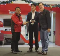  ?? GT Capital Auto Dealership Holdings, Inc. chairman Vince Socco (right) shakes the hand of Kazuaki Abiru (left), 5C Drive Team 2 captain and advanced vehicle engineerin­g developmen­t division vehicle performanc­e testing section 2 of Toyota Motor Corporatio­n ??