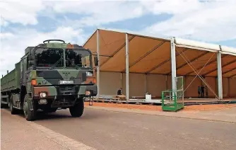  ?? FOTO: S. JUNG/LKDO ?? Mit Lastwagen wurden gestern 200 Krankenbet­ten der Bundeswehr von Blankenbur­g (Sachsen-Anhalt) nach Lebach geliefert. Sie werden in einem der neuen, robusten Winterzelt­e aufgestell­t.