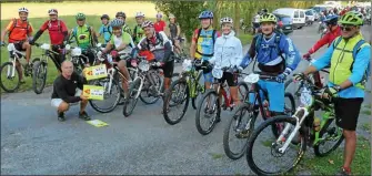  ??  ?? Le président donne le départ du grand raid VTT