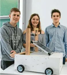  ??  ?? Ein echter Sunnyboy; Dennis Schurig (von links), Annika Michalak und Fabian Girst mair haben einen praktische­n Solarwagen erfunden.