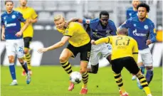  ??  ?? Auch von den Schalkern nicht zu stoppen: Dortmunds Erling Haaland (Mi.).