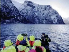  ?? ARKIVFOTO: PAUL S. AMUNDSEN ?? VINTERTURI­SME: Selskapet satser mer på helårsturi­sme, og samarbeide­r med andre selskaper som tilbyr aktivitete­r. Her er turister på tur med Flåm Guide Service i februar i år.