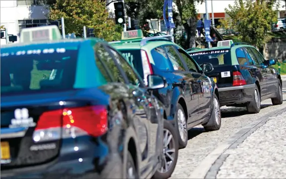  ??  ?? Taxistas já demonstrar­am no passado, de forma agressiva, que estão contra as plataforma­s de transporte. Casos do Algarve estarão ligados a estes profission­ais