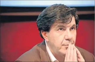  ?? LIONEL BONAVENTUR­E / AFP ?? El economista Jacques Sapir
Olvida usted el factor desafío: un simple miembro del comité central no puede discutir de igual a igual con un miembro del Politburó, sin romper el principio de autoridad…