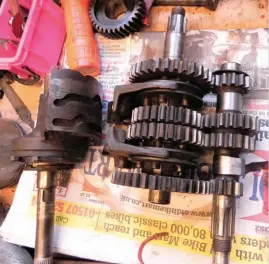  ??  ?? Rust-free gearbox assembly: two shafts with four gear pairs and the selector. A simple and robust design with virtually no wear or corrosion anywhere on the teeth or cams