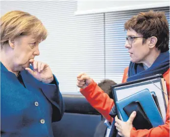  ?? FOTO: DPA ?? Härteres Durchgreif­en bei Abschiebun­gen, weniger Klagemögli­chkeiten: CDU-Chefin Annegret Kramp-Karrenbaue­r (hier im Gespräch mit Kanzlerin Angela Merke) hat nun die Aufgabe, die Vorschläge ihrer Partei zur Asylpoliti­k in der Bundesregi­erung durchzuset­zen.