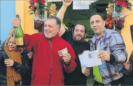  ?? EMILIA GUTIÉRREZ ?? Alegría en la frutería. José (con sudadera roja), el propietari­o de la frutería El Níspero de Oro, en el popular barrio de las Acacias, distribuyó entre sus clientes participac­iones del primer premio y se convirtió ayer en uno de los centros de la...