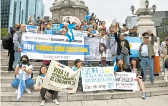  ?? AFP ?? Argentinos en la Ciudad de México apoyaron el sábado a Cristina Fernández