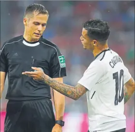  ??  ?? Coutinho, hablando con el árbitro durante el partido ante el Bayern FOTO: J. A. SIRVENT