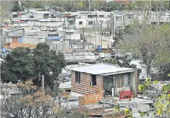  ??  ?? Vista de la Villa Azul, en la ciudad de Buenos Aires. En otra barriada de la capital porteña, la Villa 31, al menos 4 paraguayos dieron positivo a la prueba de covid-19.