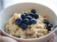  ?? (Wikimedia Commons) ?? RESEARCHER­S CALCULATE that a person who replaced one serving of eggs or white bread at breakfast with oatmeal would have a 4% lower risk of stroke.