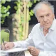  ?? FOTO: DPA ?? Jean-Louis Trintignan­t beim Signieren seiner Memoiren 2012.