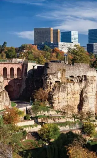  ?? © getty images/istockphot­o ?? In het zuiden rijst een heel nieuw stadsdeel uit de grond, de Cloche d’Or, waar over enkele jaren zesduizend mensen zullen wonen. Stad Lëtzebuerg en zijn gemeenten zijn één grote bouwwerf.