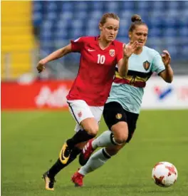  ?? FOTO: BERIT ROALD ?? Caroline Graham Hansen og Norge må vinne med minst tre mål mot Danmark i kveld for å ha en sjanse til kvartfinal­espill. Her er Graham Hansen i duell med belgiske Maud Coutereels under Norges tunge 0-2-tap i forrige uke.