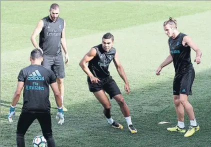  ?? FOTO: EFE ?? Casemiro, en un rondo con Benzema y Bale en la sesión de ayer, podría jugar en el centro de la defensa junto a Nacho Fernández