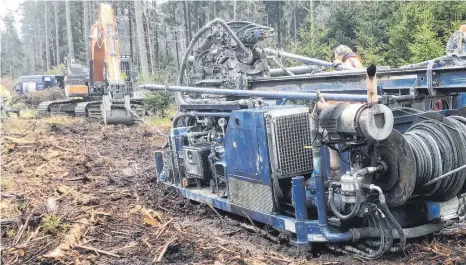  ?? FOTO: BI PRO MENSCH UND NATUR KISSLEGG ?? Es ging weder vor noch zurück für das Bohrgerät, mit dem für das Windkraftp­rojekt im Wald bei Kißlegg Erkundungs­bohrungen hätten gemacht werden sollen.