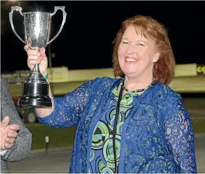  ?? TRISH DUNELL ?? Sue Barrington (right) proudly holds the Waikato Flying Mile Cup won by Lazarus.