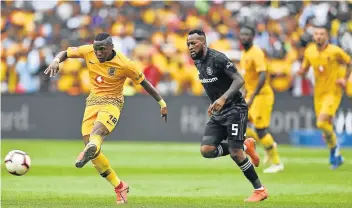  ?? Picture: GALLO IMAGES/LEFTY SHIVAMBU ?? CATCH ME IF YOU CAN: Kazier Chiefs’ George Maluleka, left, passes the ball with Mpho Makola of Orlando Pirates in hot pursuit during their Premiershi­p match at the FNB Stadium in Johannesbu­rg on Saturday. The match ended in a draw.