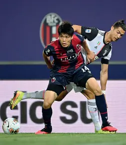  ?? Talenti ?? Ronaldo contro Tomiyasu. In alto Dybala beffa un pessimo Denswil