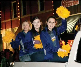  ?? Janelle Jessen/Herald-Leader ?? Cheerleade­rs from John Brown University wave from a float.