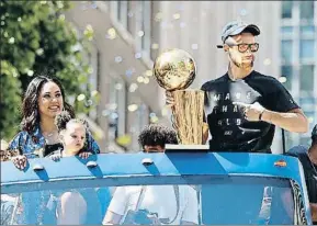  ?? MONICA M. DAVEY / EFE ?? Stephen Curry posó con el trofeo de la NBA con su esposa y su hija