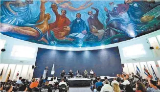  ??  ?? La universida­d realiza actividade­s de orientació­n para los jóvenes.