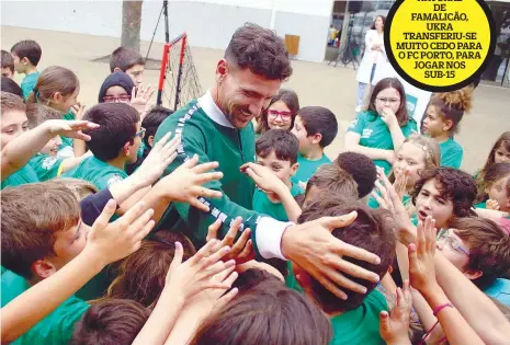  ?? ?? Ukra, extremo do Rio Ave, animou a tarde das crianças da Escola Básica n.º 1 de Vila do Conde