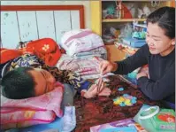  ?? LANG BINGBING / XINHUA ?? Guo Lijuan, a teacher from the Special Education School of Longxi county in Gansu province, teaches a student maths in his home for the new semester on Aug 31.