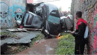  ?? ALEX SILVA/ESTADAO ?? Empilhados. Perto da Avenida Imirim, força das águas causou amontoamen­to de carros