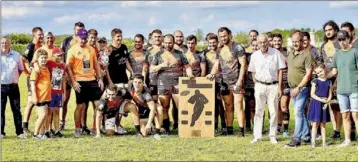  ?? - Crédits : CAMPISTRON JPAUL ?? La remise du trophée avec les présidents de l’AAN Michel Clave et Franck Lacaze, l’entraineur Laurent Sousbie et Alain Faget (le père) accompagné des enfants de Vincent , Ruan, Imanol et Maïder