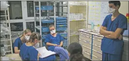  ??  ?? At the end of her shift, 26-year-old nurse Pauline Reynier (center left) updates the night shift nurses on the statuses of covid-19 patients.