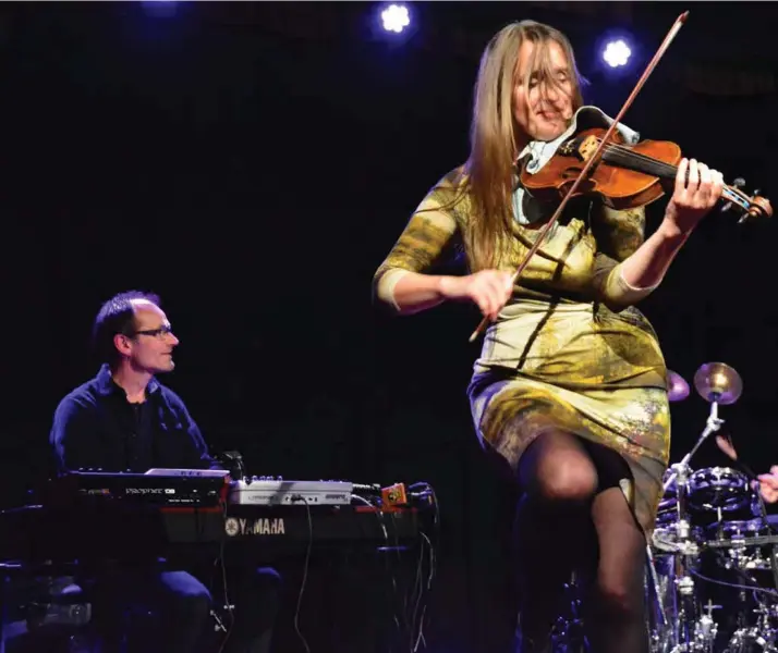  ??  ?? Susanne Lundeng med band spiller på åpningskon­serten i Eilert Sundt-hallen torsdag.