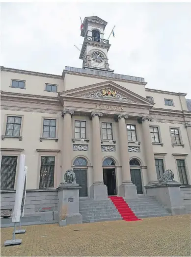  ?? FOTOS: ERNST LEISTE ?? Das Stadhuis, das Rathaus von Dordrecht, wurde von 1383 bis 1388 als Börse der flämischen Tuchhändle­r gebaut und dient seit 1544 als Rathaus.