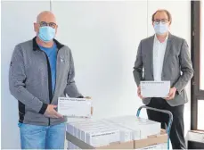  ?? FOTO: IHK ?? Die IHK-Mitarbeite­r Sven Pofandt (links) und Matthias Schanz stehen bereit zur kostenfrei­en Ausgabe der Testkits.