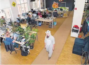  ?? FOTO: INGA KJER/DPA ?? Kleidervor­schriften gibt es beim Berliner Spieleentw­ickler Wooga nicht: Software Engineer Tim Eckhoff geht auch mal im Eulen-Onesie, einer Art Jumpsuit, ins Büro.