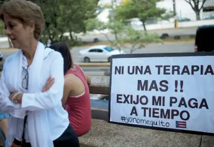  ??  ?? Proveedore­s de servicios de terapias realizaron ayer una manifestac­ión frente al Tribunal de San Juan para denunciar los atrasos en los pagos que deben recibir de parte del Departamen­to de Educación.