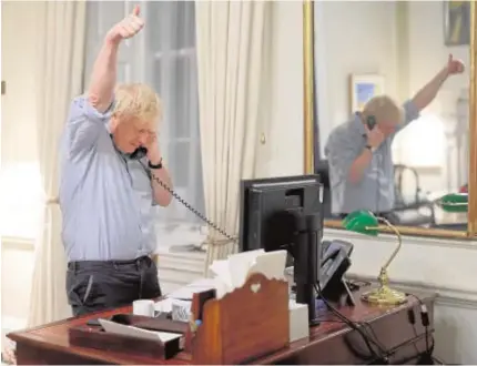  ?? EP ?? A la izquierda, Boris Johnson, durante su charla telefónica con
Joe Biden