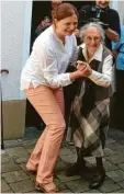  ??  ?? Sie tanzt auch mit über 100 – wie hier auf dem Brandner-Hof in Gaulzhofen.