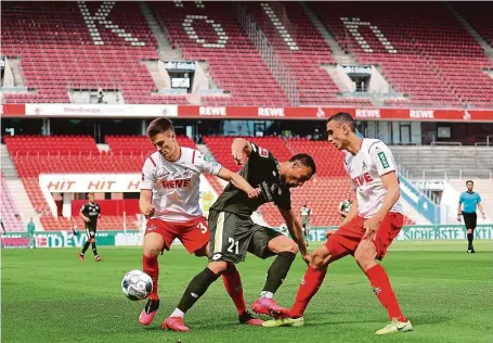  ?? FOTO REUTERS ?? Soubojům se samozřejmě ve fotbale nedá vyhnout, jinak však hygienická opatření velí dostávat se do kontaktů co nejméně