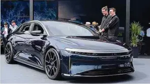  ?? ?? Mit drei E-Motoren (1 200 PS) soll der Lucid
Air Sapphire in weniger als zwei Sekunden auf Tempo 100 beschleuni­gen.