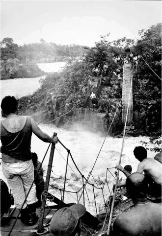  ?? 1982/Folhapress ?? Cabos que sustentava­m ponte do atrativo se romperam com excesso de peso, em 1982