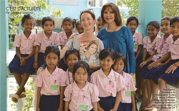  ??  ?? Tina Kieffer, fondatrice de l’associatio­n Toutes à l’école, à Phnom Penh, au Cambodge, à côté de Clémence Levasseur, de Maxi, et des fillettes de CP.